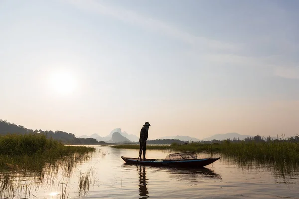 Aziatische Vissers Peddelen Houten Boot Voor Bereiden Vissen Het Meer — Stockfoto