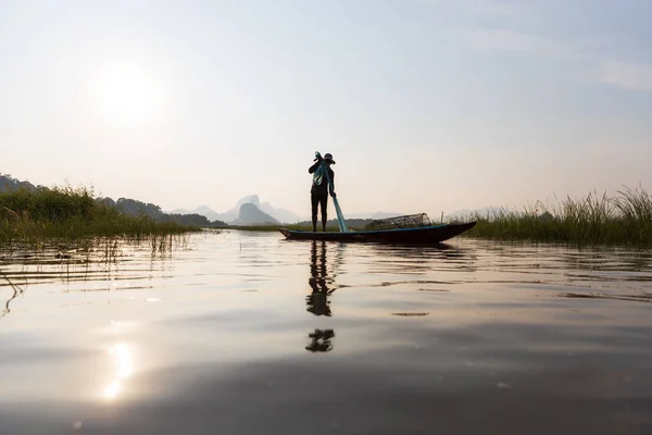Aziatische Vissers Bereiden Visnet Tijdens Zonsondergang Boten Aan Het Meer — Stockfoto