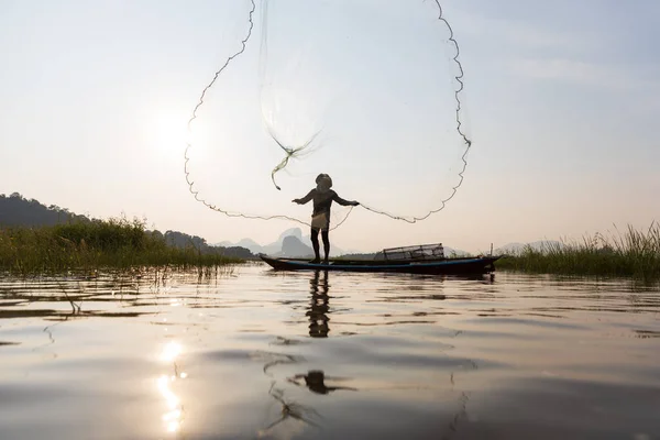 Aziatische Vissers Gooien Visnet Tijdens Zonsondergang Houten Boot Bij Het — Stockfoto