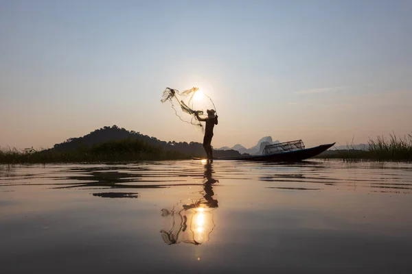 Aziatische Vissers Gooien Visnet Tijdens Zonsondergang Houten Boot Bij Het — Stockfoto