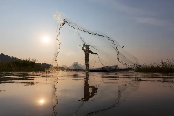 Aziatische Vissers Gooien Visnet Tijdens Zonsondergang Houten Boot Bij Het — Stockfoto