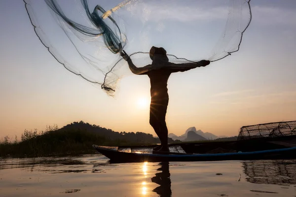 Aziatische Vissers Gooien Visnet Tijdens Zonsondergang Houten Boot Bij Het — Stockfoto