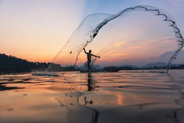 Asian Fishermen Throwing Fishing Net Twilight Wooden Boat Lake Concept — Stock Photo, Image