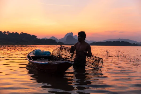 Aziatische Visser Die Zoetwatervissen Vangt Met Een Visval Die Tijdens — Stockfoto