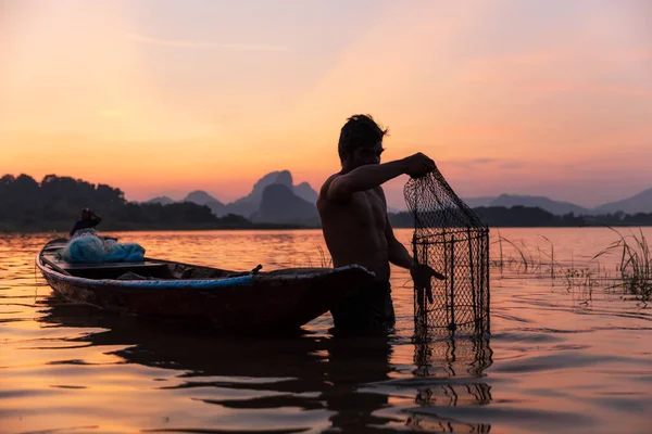 Aziatische Visser Die Zoetwatervissen Vangt Met Een Visval Die Tijdens — Stockfoto