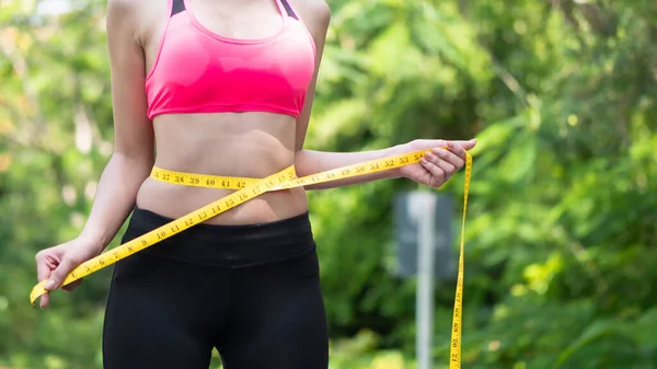 Slim Beautiful Asian Spor Kıyafetli Genç Kadınının Yakın Çekimi Ince — Stok fotoğraf