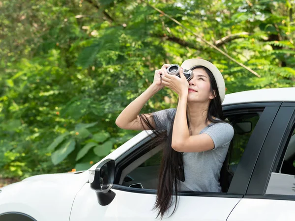 Heureuses Femmes Asiatiques Prenant Des Photos Dans Voiture Sur Route — Photo