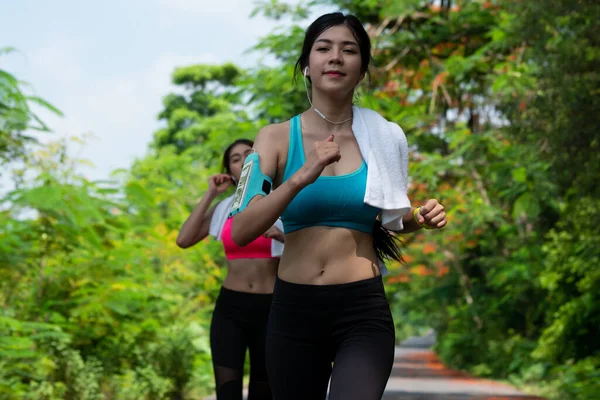 Piękne Dwie Azjatki Odzieży Sportowej Biegają Lub Biegają Drodze Światłem — Zdjęcie stockowe