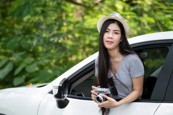 Szczęśliwe Azjatki Robiące Zdjęcia Samochodzie Drodze Naturalne Tło Światło Słoneczne — Zdjęcie stockowe