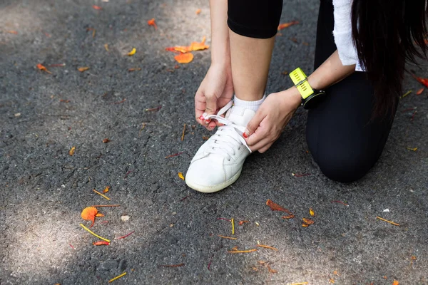 Close Mulheres Asiáticas Tentar Amarrar Corda Preparar Para Correr Estrada — Fotografia de Stock