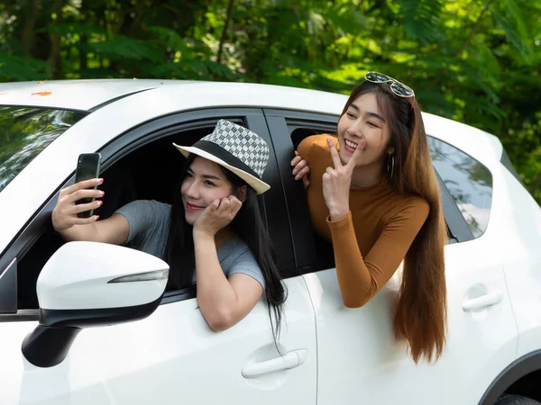 Happy Deux Femmes Asiatiques Prenant Une Photo Vous Avec Téléphone — Photo