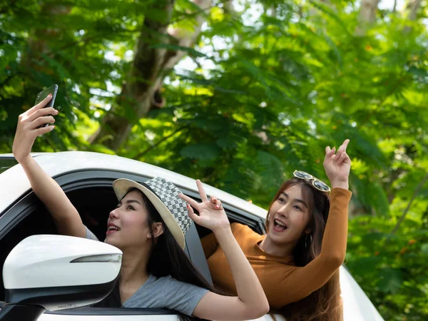 Happy Deux Femmes Asiatiques Prenant Une Photo Vous Avec Téléphone — Photo