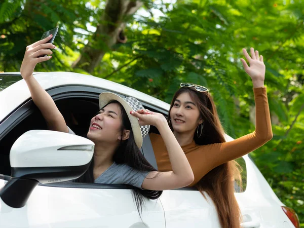 Feliz Dos Mujeres Asiáticas Tomando Una Foto Mismo Con Teléfono —  Fotos de Stock