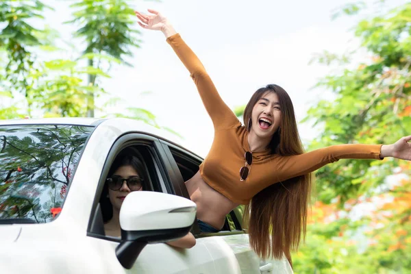 Heureuse Deux Femmes Asiatiques Levant Main Pour Les Vacances Été — Photo