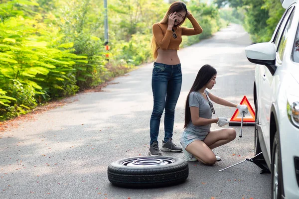 Deux Jeunes Femmes Asiatiques Touristes Changer Pneu Sur Une Route — Photo