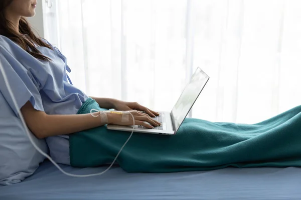 Hastane Yatağında Yatan Asyalı Kadın Hasta Hasta Hasta Hastanede Çalışırken — Stok fotoğraf