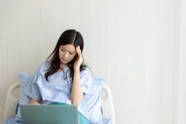 Hastane Yatağında Yatan Asyalı Kadın Hasta Laptopunu Çalışır Halde Kullanıyor — Stok fotoğraf