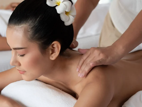Asiatin Entspannt Sich Und Lächelt Auf Matratzen Spa Thai Massage — Stockfoto