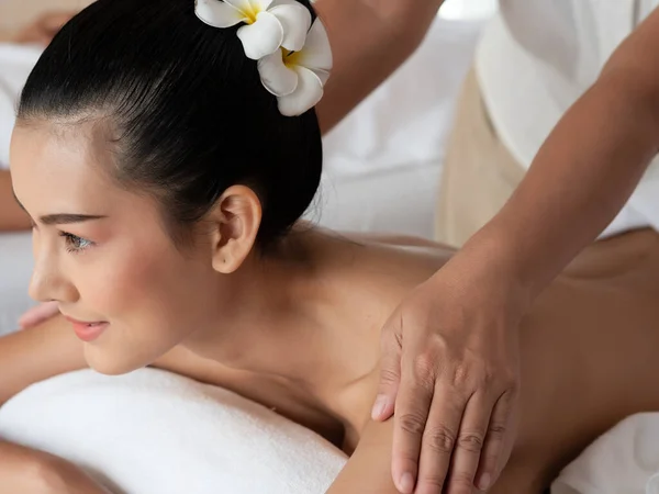 Aziatische Vrouw Ontspannen Glimlachen Bed Matrassen Spa Thaise Massage Voor — Stockfoto