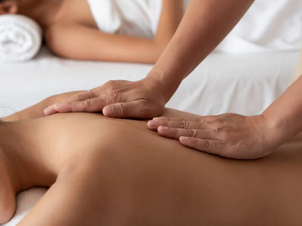 Asiatisk Kvinna Avslappnande Sängen Ryggar Massage Spasalongen Thailändsk Massage För — Stockfoto