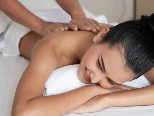 Mujer Asiática Relajándose Sonriendo Los Colchones Cama Spa Masaje Tailandés —  Fotos de Stock