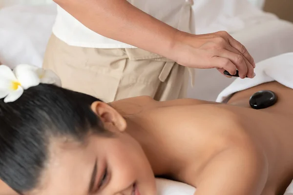 Jeune Femme Asiatique Couché Relaxant Obtenir Massage Aux Pierres Chaudes — Photo