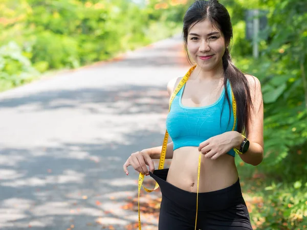 Mooie Aziatische Jonge Vrouw Lichaam Slank Sportkleding Tape Meten Gewichtsverlies Stockafbeelding