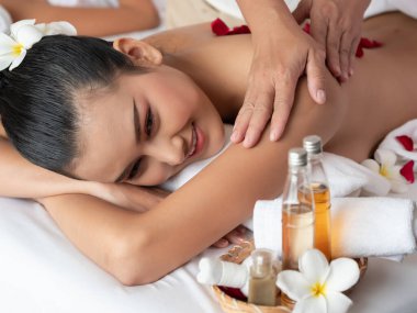 Güzel, genç Asyalı bir kadın Spa 'daki yatak döşeğinde uzanıyor ve gülümsüyor. Sağlık için Tayland masajı. Kadınlara odaklan