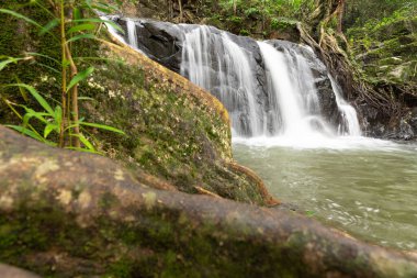 Arka plan. Dağlardaki güzel şelale. Dağlar ve yağmur ormanları boyunca seyahat etmek. Chet Khot Nature and Ecotourism Center, Saraburi, Asia, Tayland
