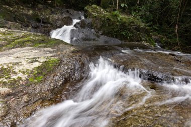 Arka plan. Dağlardaki güzel şelale. Dağlar ve yağmur ormanları boyunca seyahat etmek. Chet Khot Nature and Ecotourism Center, Saraburi, Asia, Tayland
