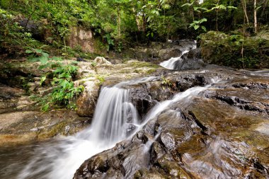 Arka plan. Dağlardaki güzel şelale. Dağlar ve yağmur ormanları boyunca seyahat etmek. Chet Khot Nature and Ecotourism Center, Saraburi, Asia, Tayland