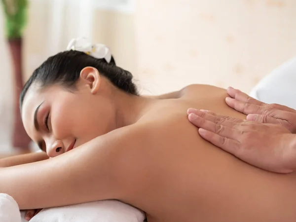 Ręka Masażystki Jest Plecach Kobiet Azjatka Relaksuje Się Łóżku Masaż — Zdjęcie stockowe