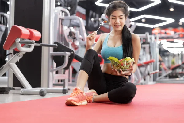 Gesunde Asiatische Junge Frau Isst Gemüsesalat Fitnessstudio Fitness Und Gesundes — Stockfoto