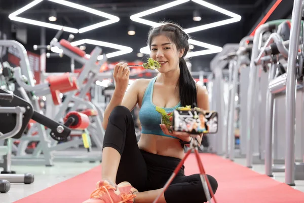 Gesunde Asiatische Junge Frau Isst Gemüse Grünen Salat Fitnessstudio Und — Stockfoto