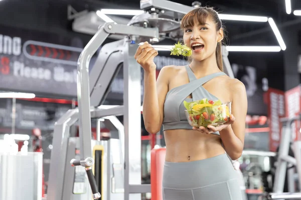 Gesunde Asiatische Junge Frau Glücklich Gemüse Essen Grünen Salat Der — Stockfoto