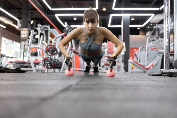 Junge Schöne Asiatin Macht Übungen Mit Der Kettlebell Liegestütze Gewichten — Stockfoto