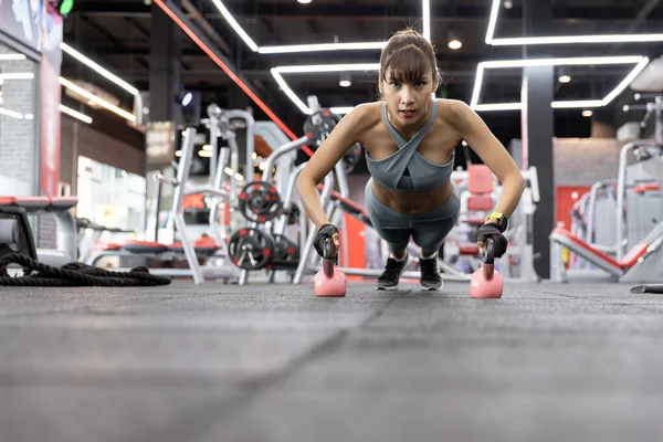 Junge Schöne Asiatin Macht Übungen Mit Der Kettlebell Liegestütze Gewichten — Stockfoto