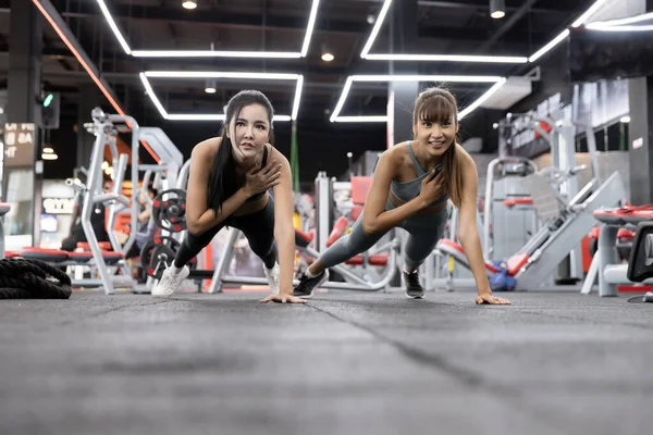 Gesunde Asiatische Zwei Leute Junge Frau Liegestütze Auf Gewichten Während — Stockfoto