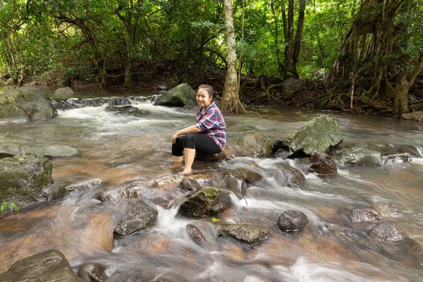 Asyalı Kadınlar Gülümseyerek Yeşil Ormanlarda Şelalenin Tadını Çıkarıyorlar Dağlar Yağmur — Stok fotoğraf