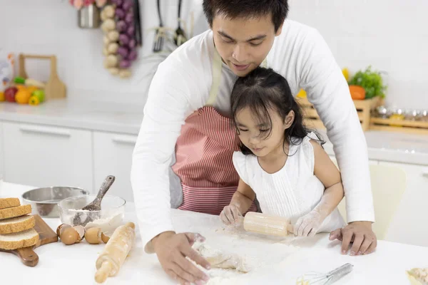 Happy Asian Family Father Daughter Rolling Pin Thresh Flour Making — Stock Photo, Image