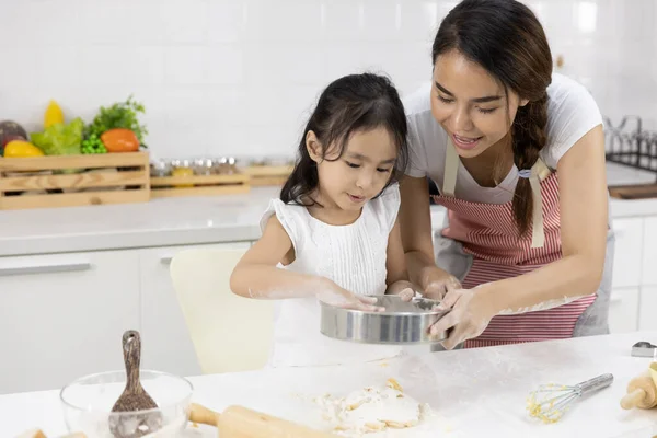 Happy Asian Family Mother Daughter Sieving Flour Preparing Dough Bake — Stock Photo, Image