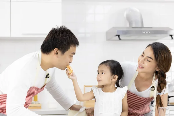 Happy Asian Family Make Cooking Father Mother Daughter Eating Breakfast — Stock Photo, Image