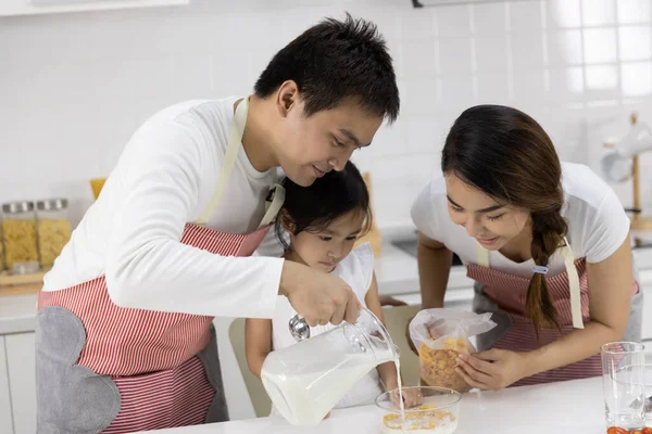 Glad Asiatisk Familj Lagar Mat Far Och Mor Gör Frukost — Stockfoto