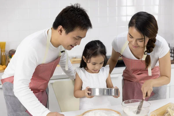 Szczęśliwa Azjatycka Rodzina Ojciec Matka Córka Przesiewają Mąkę Przygotowując Ciasto — Zdjęcie stockowe