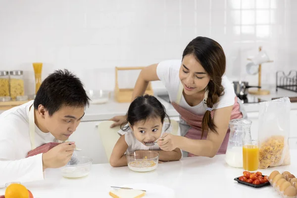 Happy Asian Family Make Cooking Father Mother Daughter Eating Breakfast — Stock Photo, Image