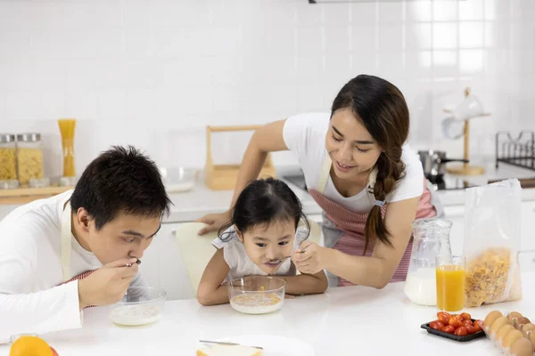 Happy Asian Family Make Cooking Father Mother Daughter Eating Breakfast — Stock Photo, Image