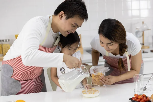 Счастливая Азиатская Семья Готовит Отец Мать Готовят Завтрак Хлопья Молоком — стоковое фото