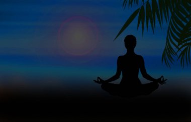 Kız Yoga silüeti gün batımı arka plan üzerinde poz