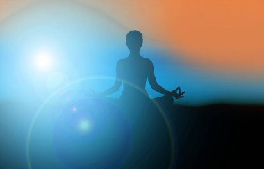 Kız Yoga silüeti gün batımı arka plan üzerinde poz