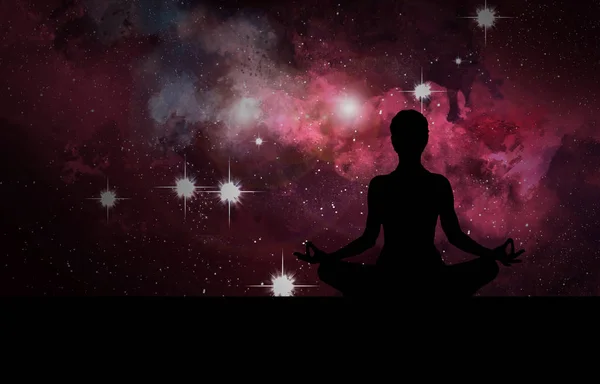 Kız Yoga silüeti gün batımı arka plan üzerinde poz